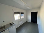 Contentor com escritório, cozinha, casa de banho e duche, com 6,00 x 2,43 m.