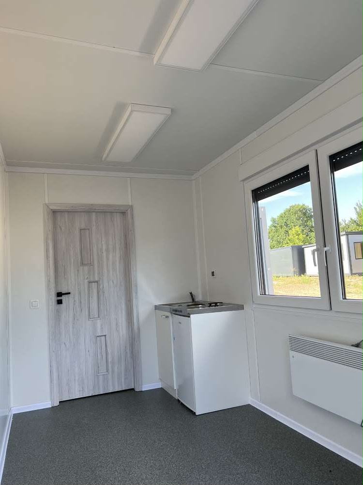 Contentor com escritório, cozinha, casa de banho e duche, com 6,00 x 2,43 m.