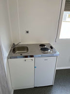 Contentor com escritório, cozinha, casa de banho e duche, com 6,00 x 2,43 m.